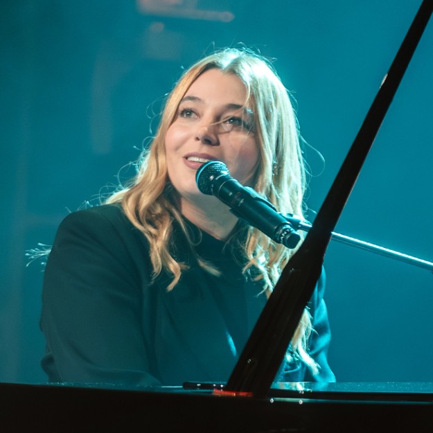 Santa - Autrice-compositrice. Prix Rolf Marbot de la chanson de l’année pour « Popcorn salé ».